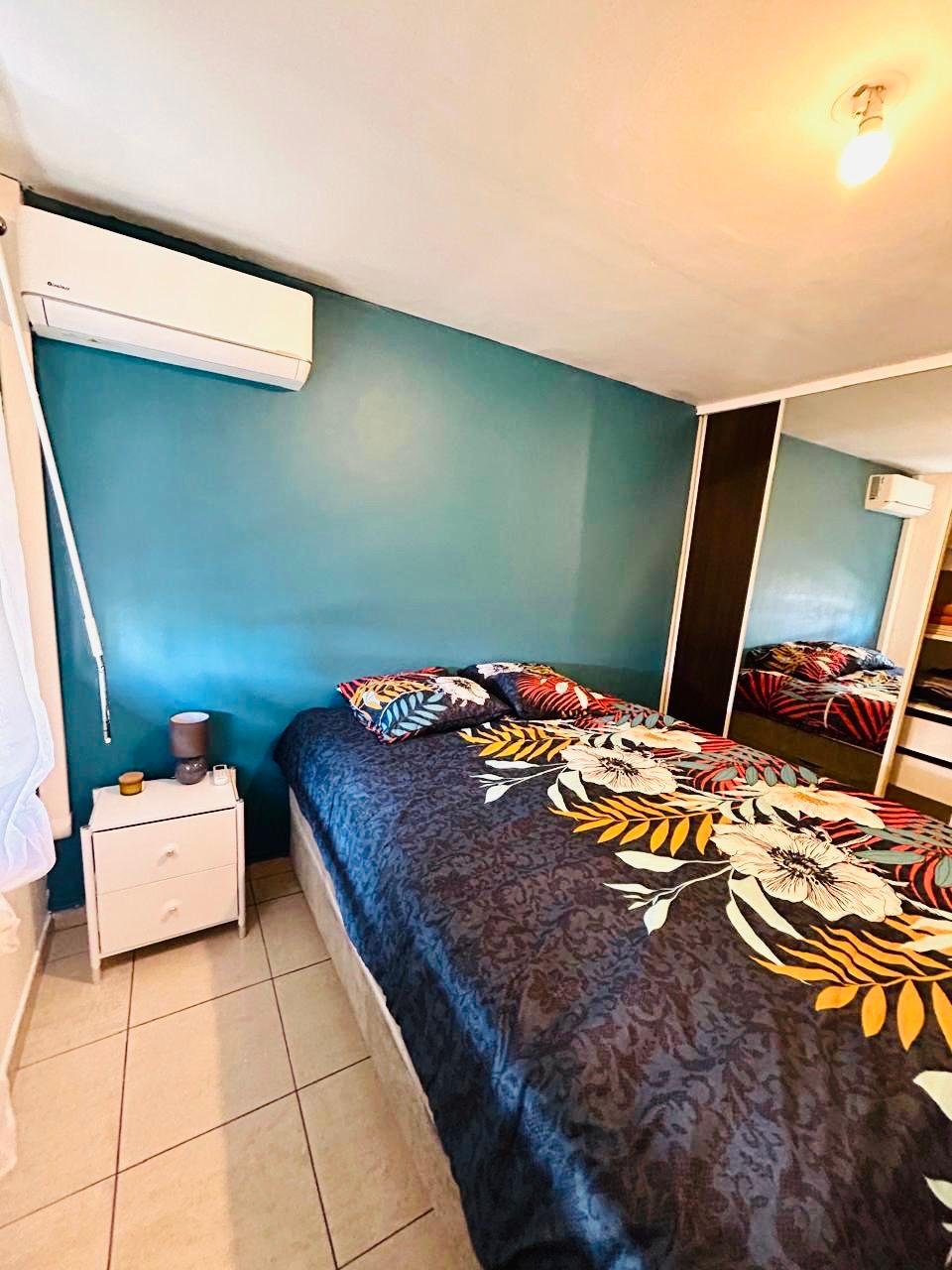 Chambre principale avec rangements – appartement meublé La Réunion