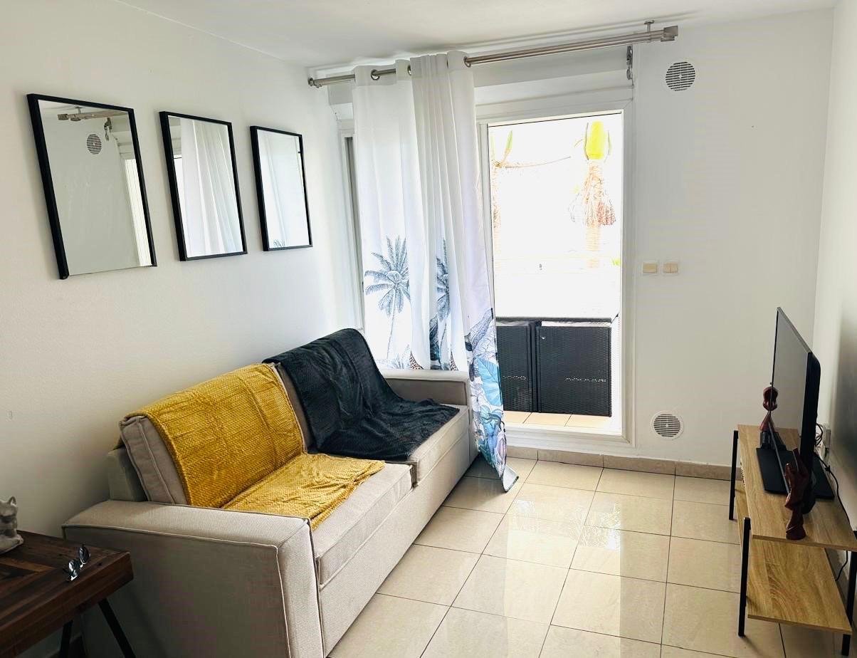 Séjour lumineux avec vue mer – location vacances T3 Sainte-Clotilde