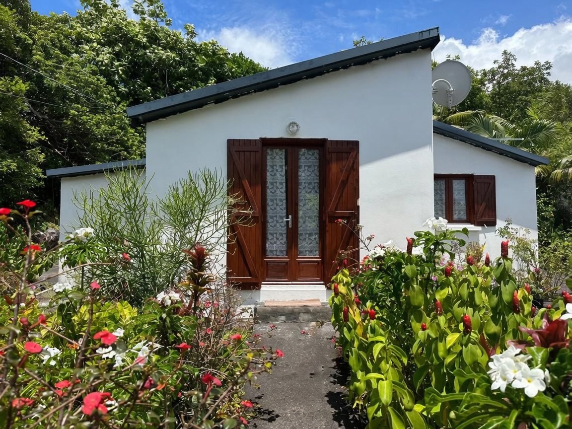 Façade et jardin de la case créole Takamaka