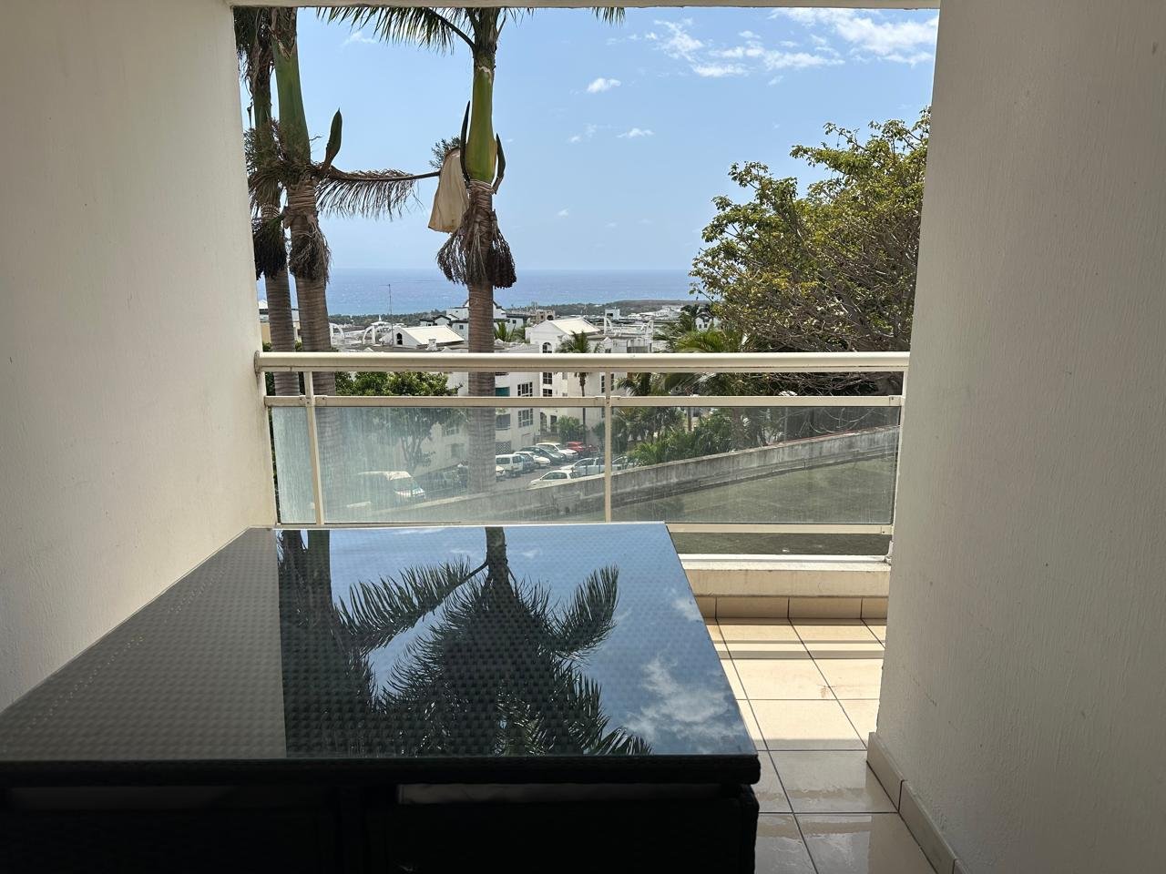 Terrasse avec vue mer panoramique – hébergement Sainte-Clotilde